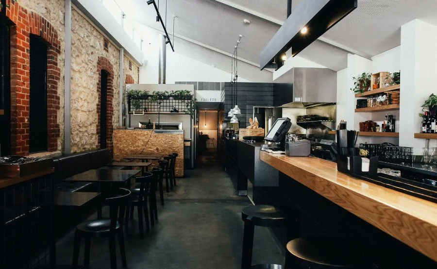 Salle de café/restaurant aménagée pour la clientèle CHR