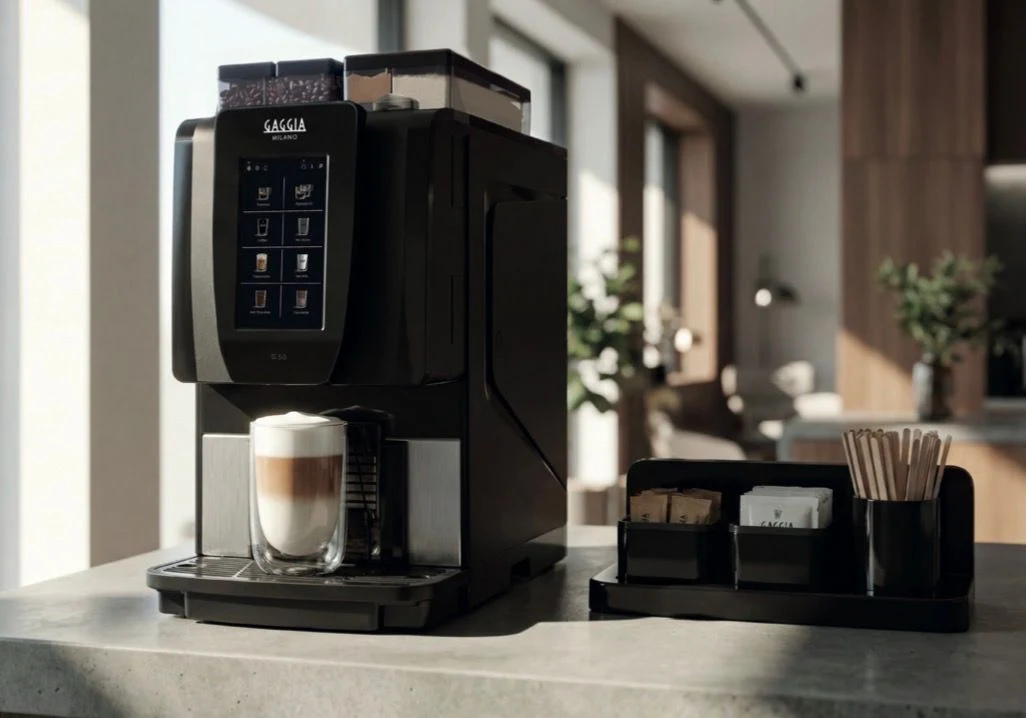 Gaggia G50 posée sur un comptoir, avec un cappuccino en préparation